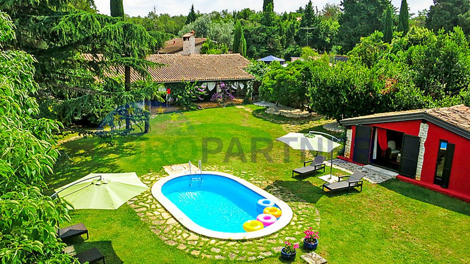 Large estate with swimming pool near Umag