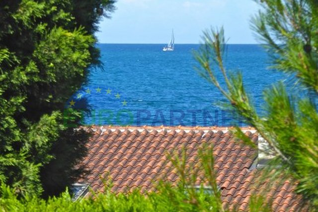 Modern house near Novigrad, only 50 m from the sea
