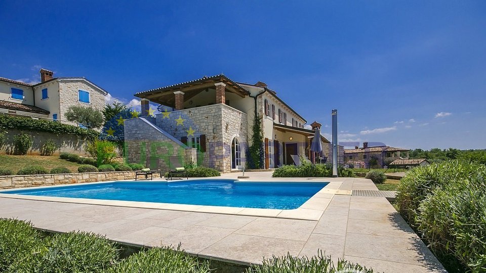 Mediterrane Villa - Doppelhaushälfte , jeder Teil der Villa mit eigenem Pool und separatem Eingang