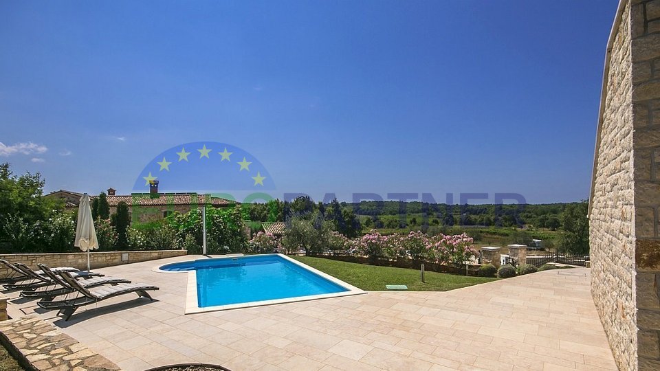 Mediterrane Villa - Doppelhaushälfte , jeder Teil der Villa mit eigenem Pool und separatem Eingang