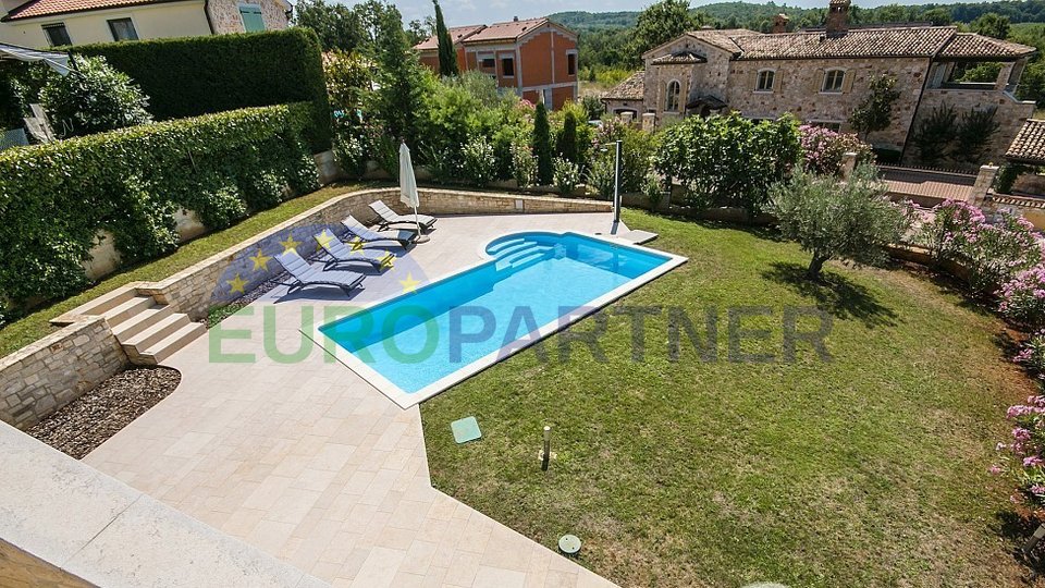 Villa bifamiliare mediterranea con piscina