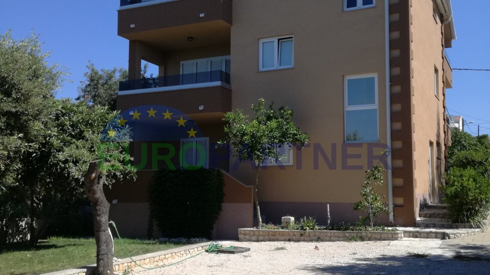 Haus mit 4 Wohnungen in bester Lage, erste Reihe zum Meer, in der Nähe von Zadar