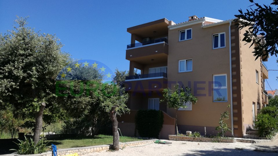 Haus mit 4 Wohnungen in bester Lage, erste Reihe zum Meer, in der Nähe von Zadar