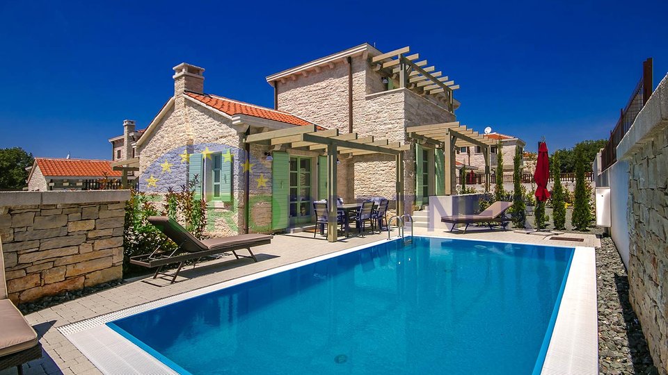 Luxuriöse Villa mit Pool, nur 2 km vom Meer entfernt