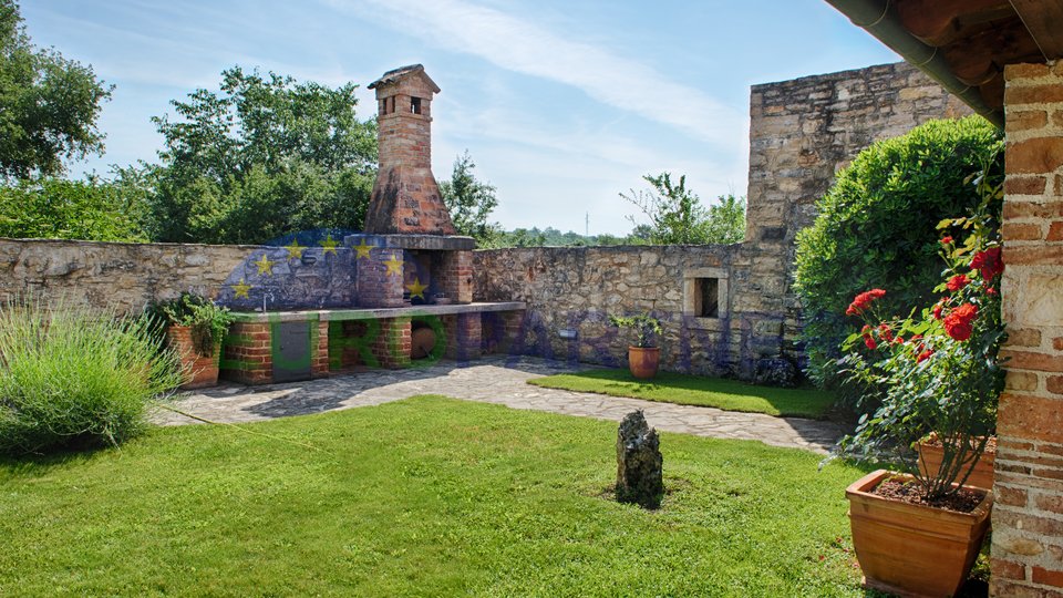Due belle case in pietra con piscina