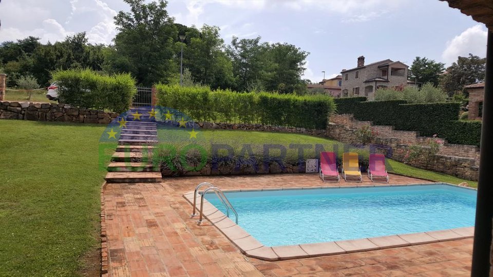 Casa in pietra con piscina e bellissimo giardino