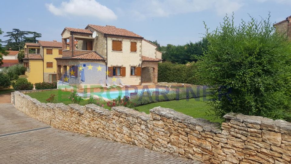 Casa in pietra con piscina e bellissimo giardino