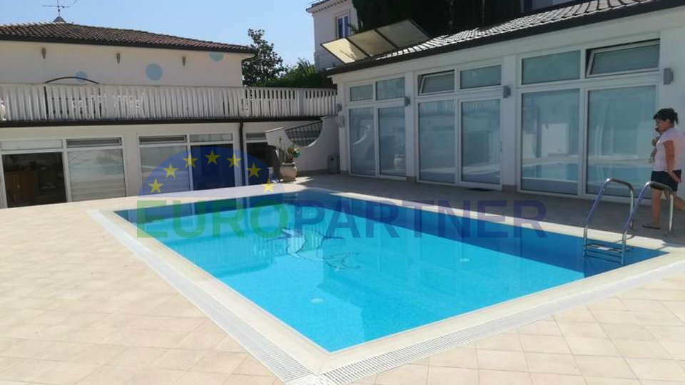 Spacious villa with swimming pool first row to the sea, Umag