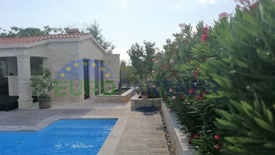 Luxus-Apartment mit Pool und 500m2 Garten