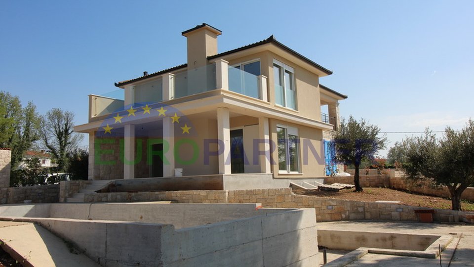 Exklusive Steinvilla mit Pool, großem Garten und Meerblick