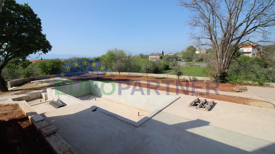 Esclusiva villa in pietra con piscina, ampio giardino di 1200 m2 e vista mare