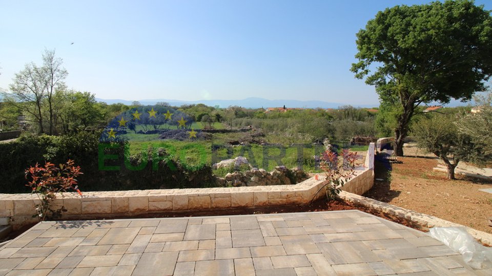 Exklusive Steinvilla mit Pool, großem Garten und Meerblick