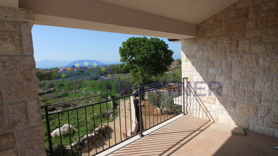 Exklusive Steinvilla mit Pool, großem Garten und Meerblick