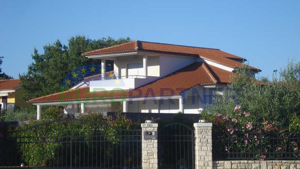 Obiteljska  kuća sa bazenom ,50m od mora