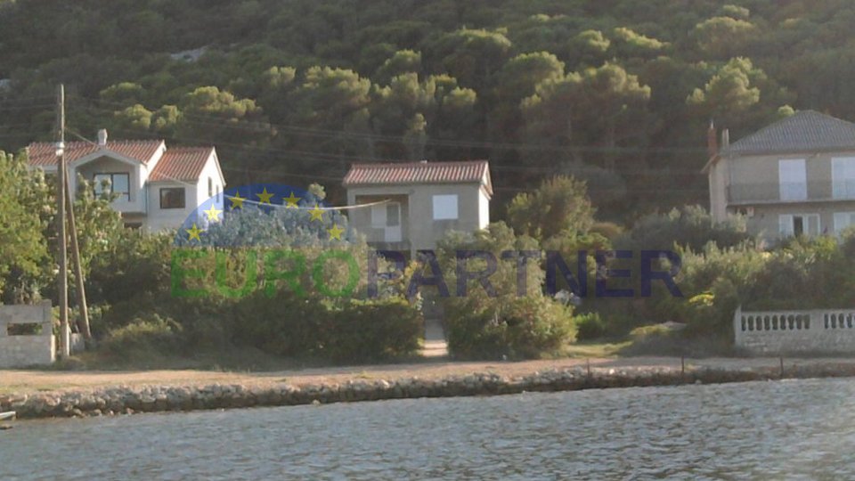 Detached house first row to sea