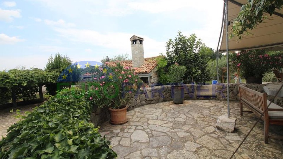 Malinska-Veglia, due esclusive case in pietra con piscina e grande uliveto