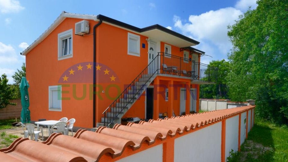 Casa familiare con tre appartamenti situati a 3,5 km dalla città di Parenzo