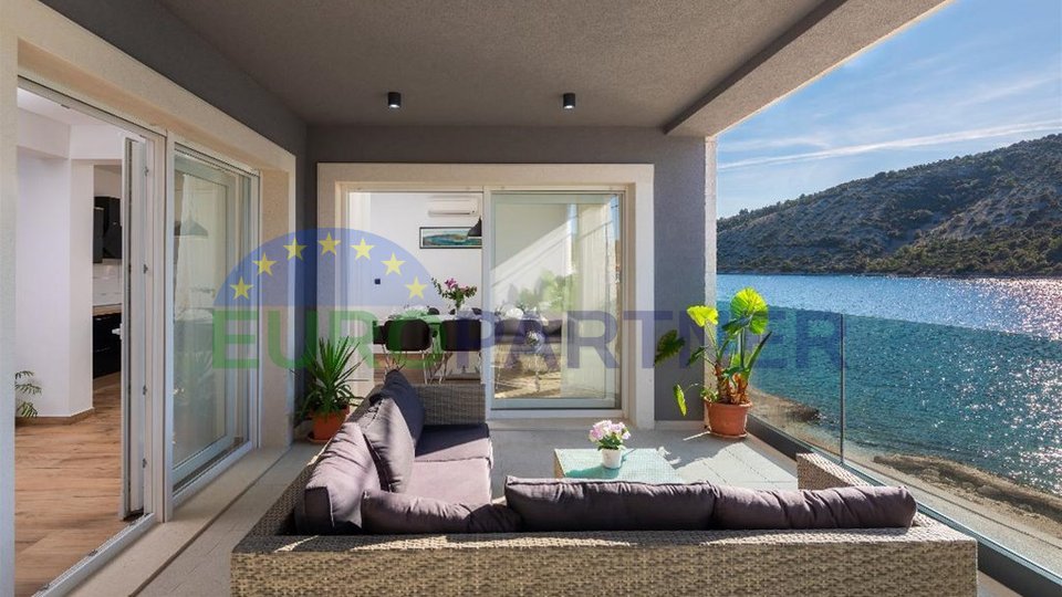 Luxusvilla in erster Reihe zum Meer in der Nähe von Trogir