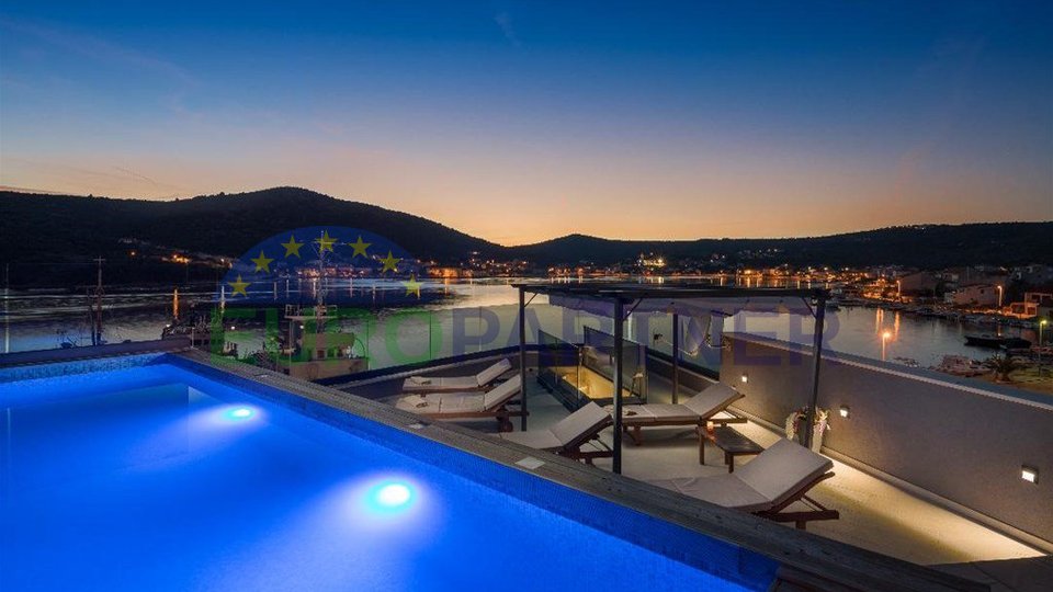Luksuzna vila prvi red uz more, u blizini Trogira