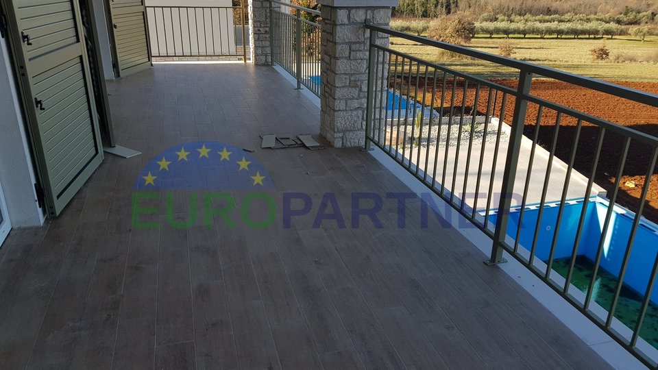 Moderna casa in pietra con vista sul mare