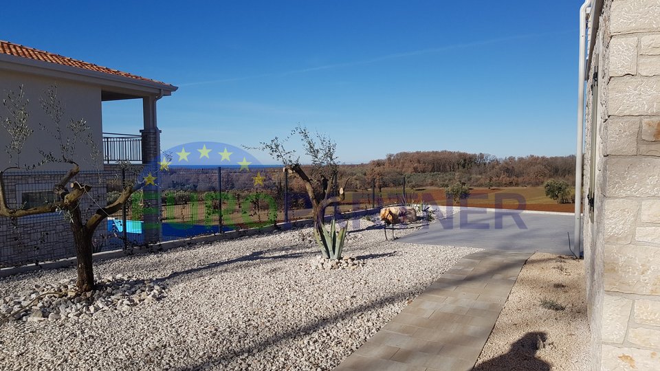 Moderna casa in pietra con vista sul mare