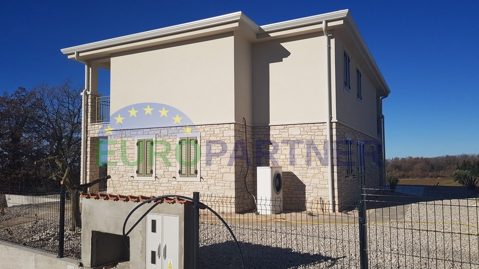 Moderna casa in pietra con vista sul mare