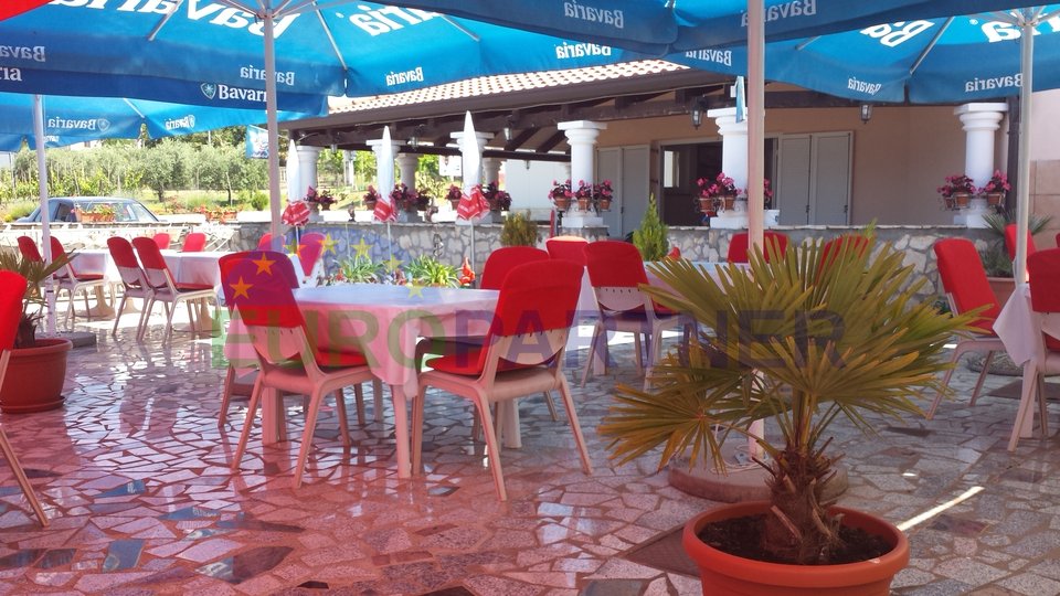 Prostrana i šarmantna kuća sa apartmanima, restoranom i parkingom za 35 vozila- pogled na more-Tar