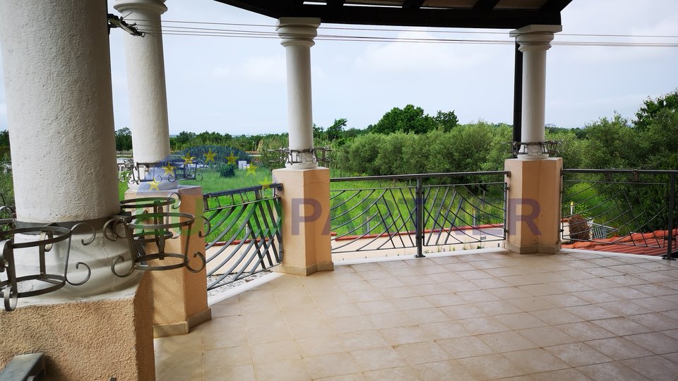 Prostrana i šarmantna kuća sa apartmanima, restoranom i parkingom za 35 vozila- pogled na more-Tar