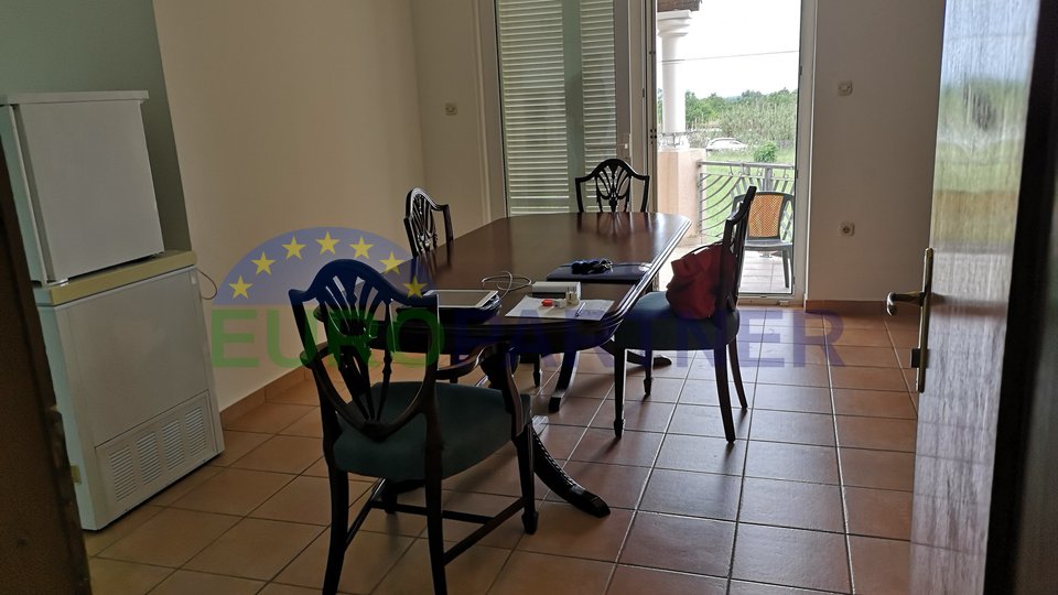 Prostrana i šarmantna kuća sa apartmanima, restoranom i parkingom za 35 vozila- pogled na more-Tar