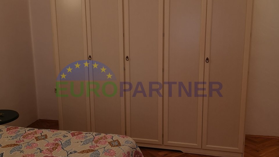 Prostrana i šarmantna kuća sa apartmanima, restoranom i parkingom za 35 vozila- pogled na more-Tar