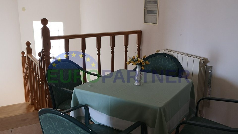 Spacious and charming house with apartments, restaurant and parking for 35 cars- view of the sea-Tar