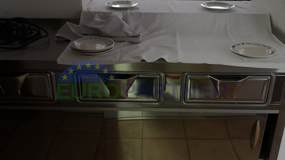 Prostrana i šarmantna kuća sa apartmanima, restoranom i parkingom za 35 vozila- pogled na more-Tar