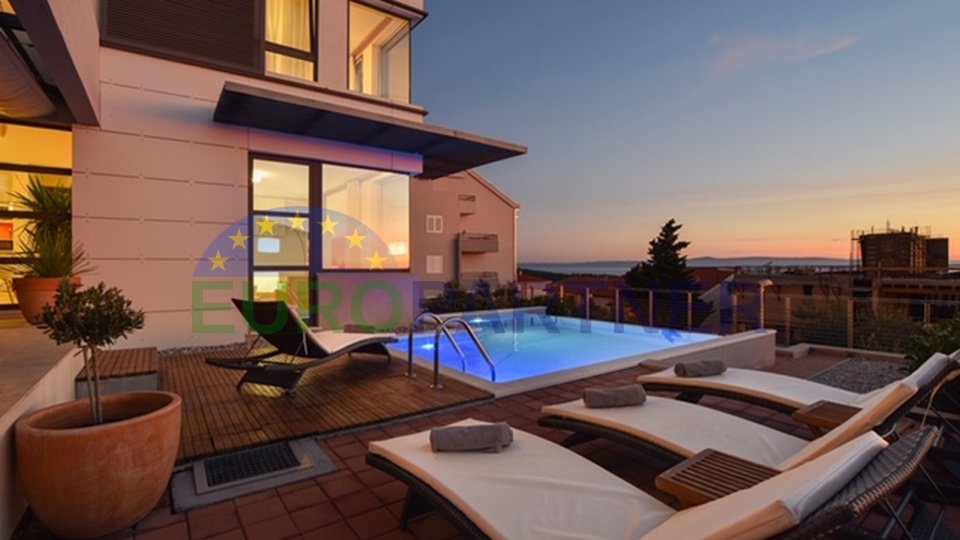 Moderne Villa neben das Zentrum von Makarska mit herrlichem Blick auf das Meer und die Stadt