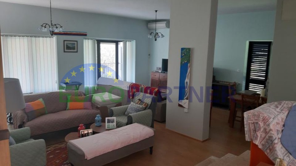 Prostrana obiteljska kuća sa 4 apartmana