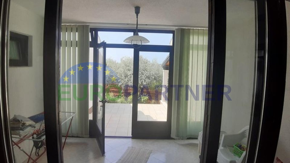 Prostrana obiteljska kuća sa 4 apartmana
