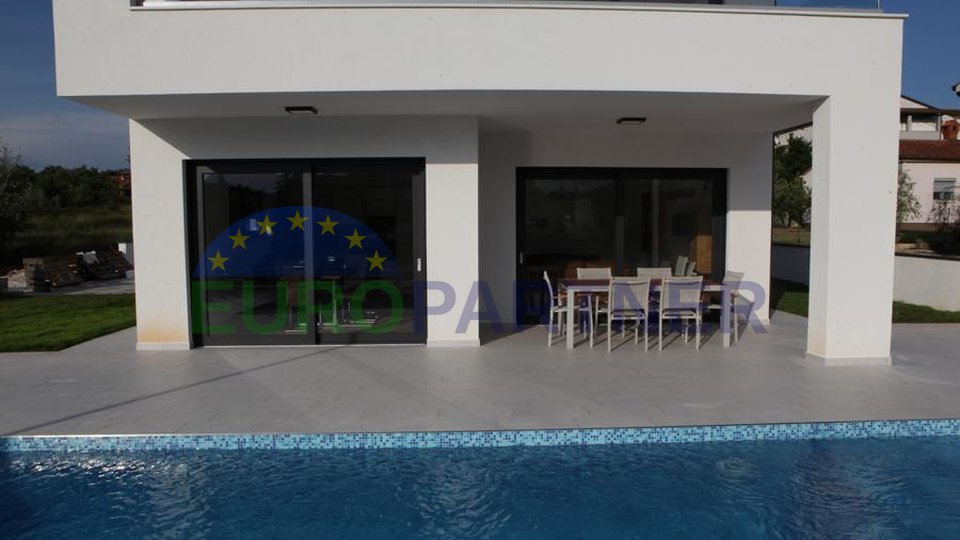 Villa sofisticata, design moderno con piscina