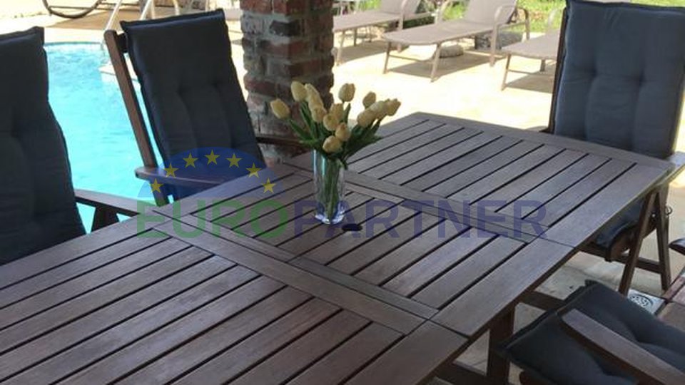 Elegantes Doppelhaushälfte mit Pool | Europartner