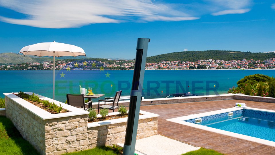 Luxusvilla in moderner Architektur, erste Reihe zum Meer auf der Insel Ciovo