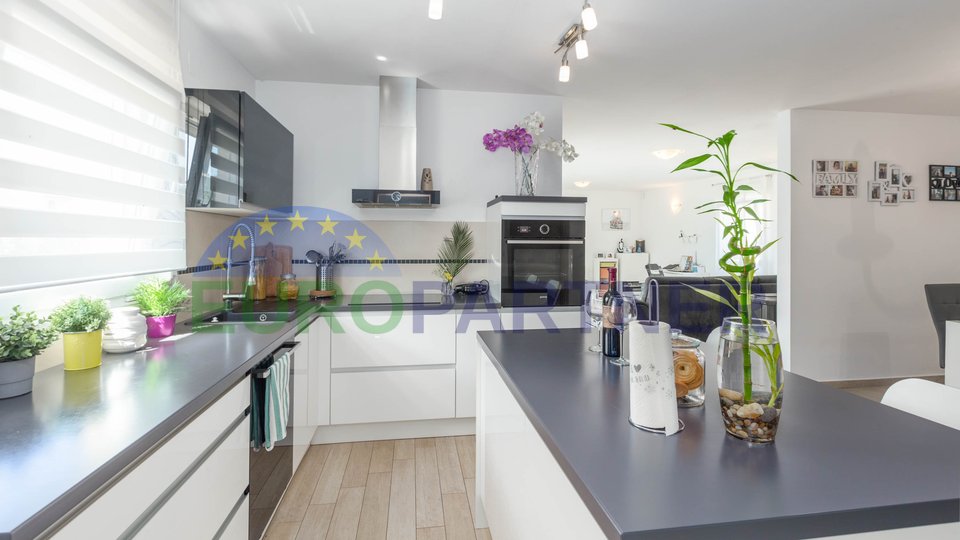Beautiful ground floor with a spacious garden and an additional detached apartment, Kanfanar