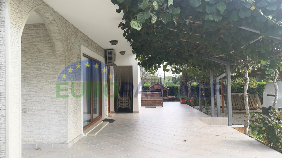 Family house with two separate living units, swimming pool and spacious yard, Poreč
