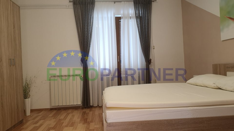 Family house with two separate living units, swimming pool and spacious yard, Poreč