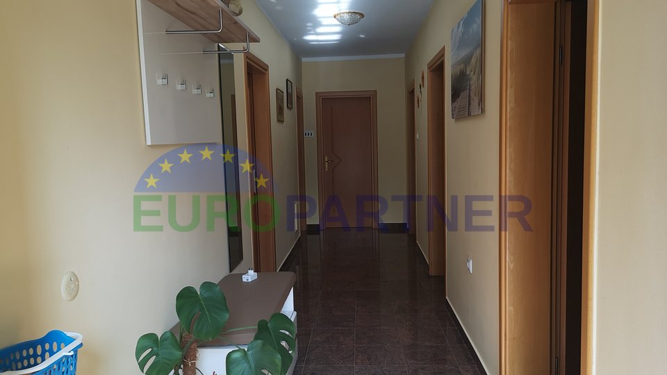 Family house with two separate living units, swimming pool and spacious yard, Poreč