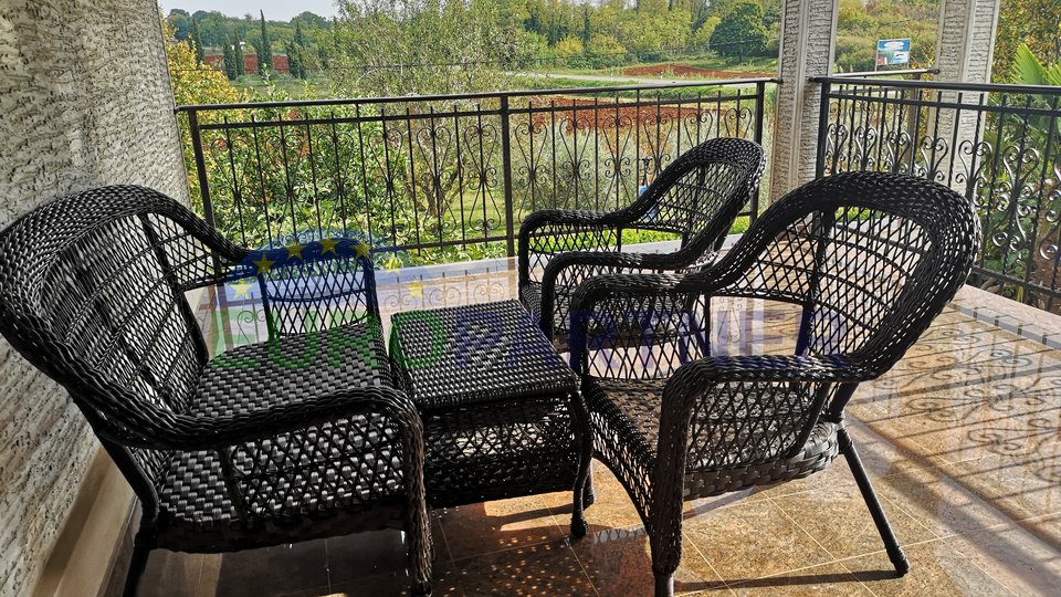 Family house with two separate living units, swimming pool and spacious yard, Poreč