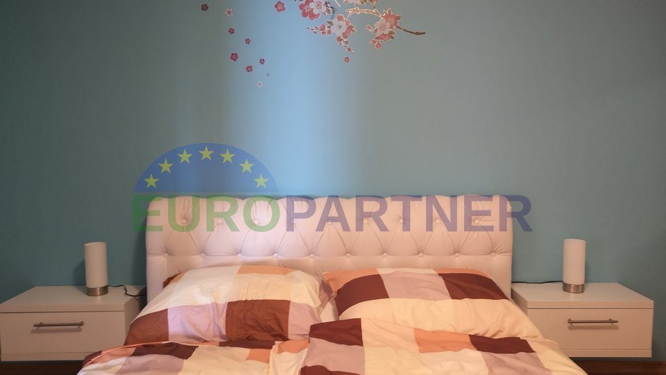Family house with two separate living units, swimming pool and spacious yard, Poreč