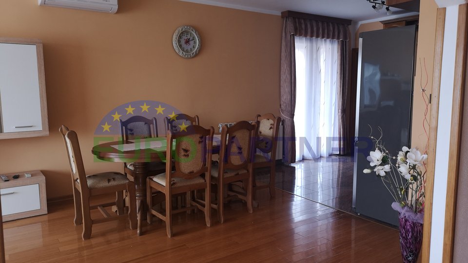 Family house with two separate living units, swimming pool and spacious yard, Poreč