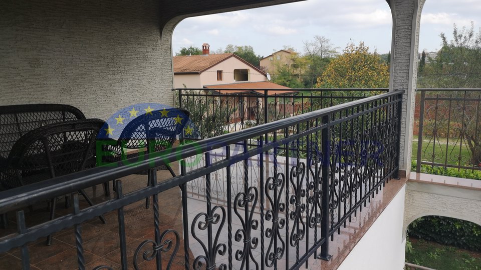 Family house with two separate living units, swimming pool and spacious yard, Poreč