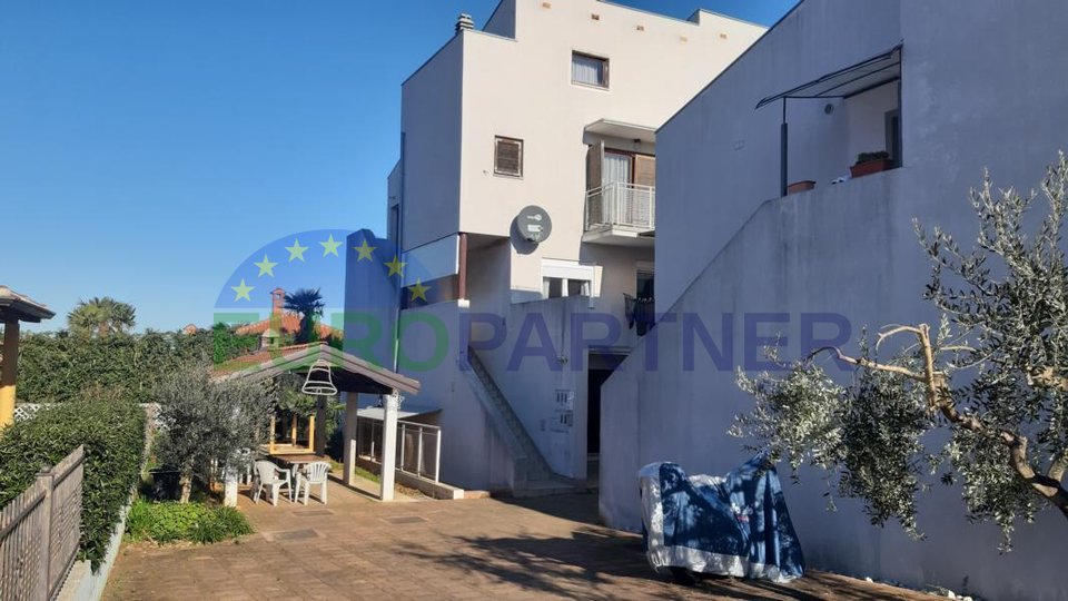 Family apartment on the ground floor 3000m away from the sea, Novigrad
