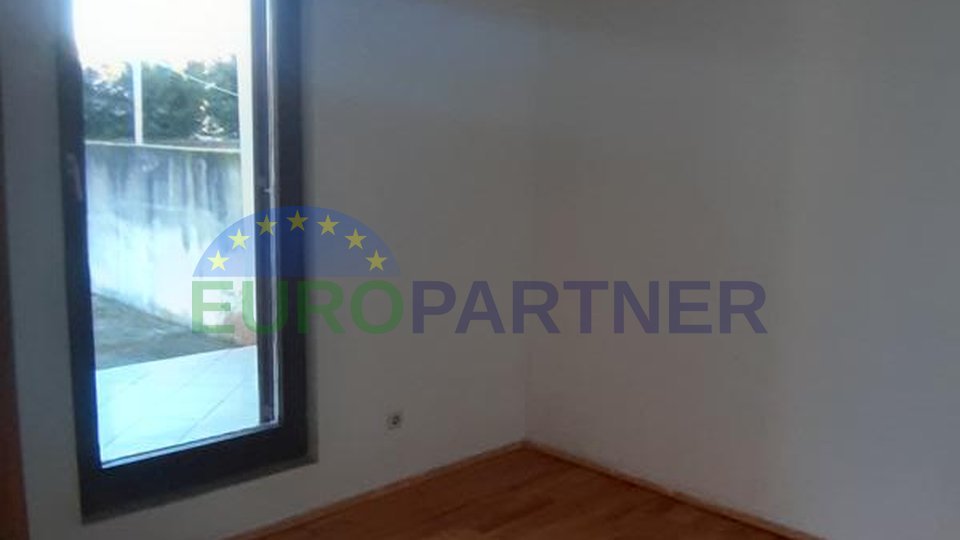 Family apartment on the ground floor 3000m away from the sea, Novigrad
