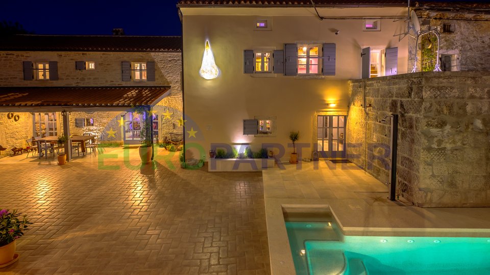 Designer indigenous Istrian stone villa with pool, Svetvincenat