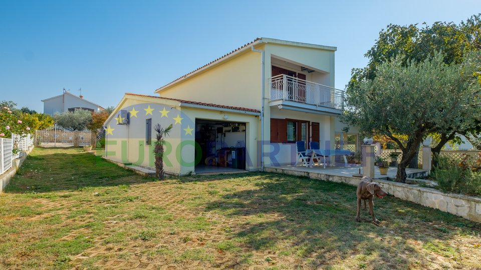 Detached family house with spacious yard, Peroj